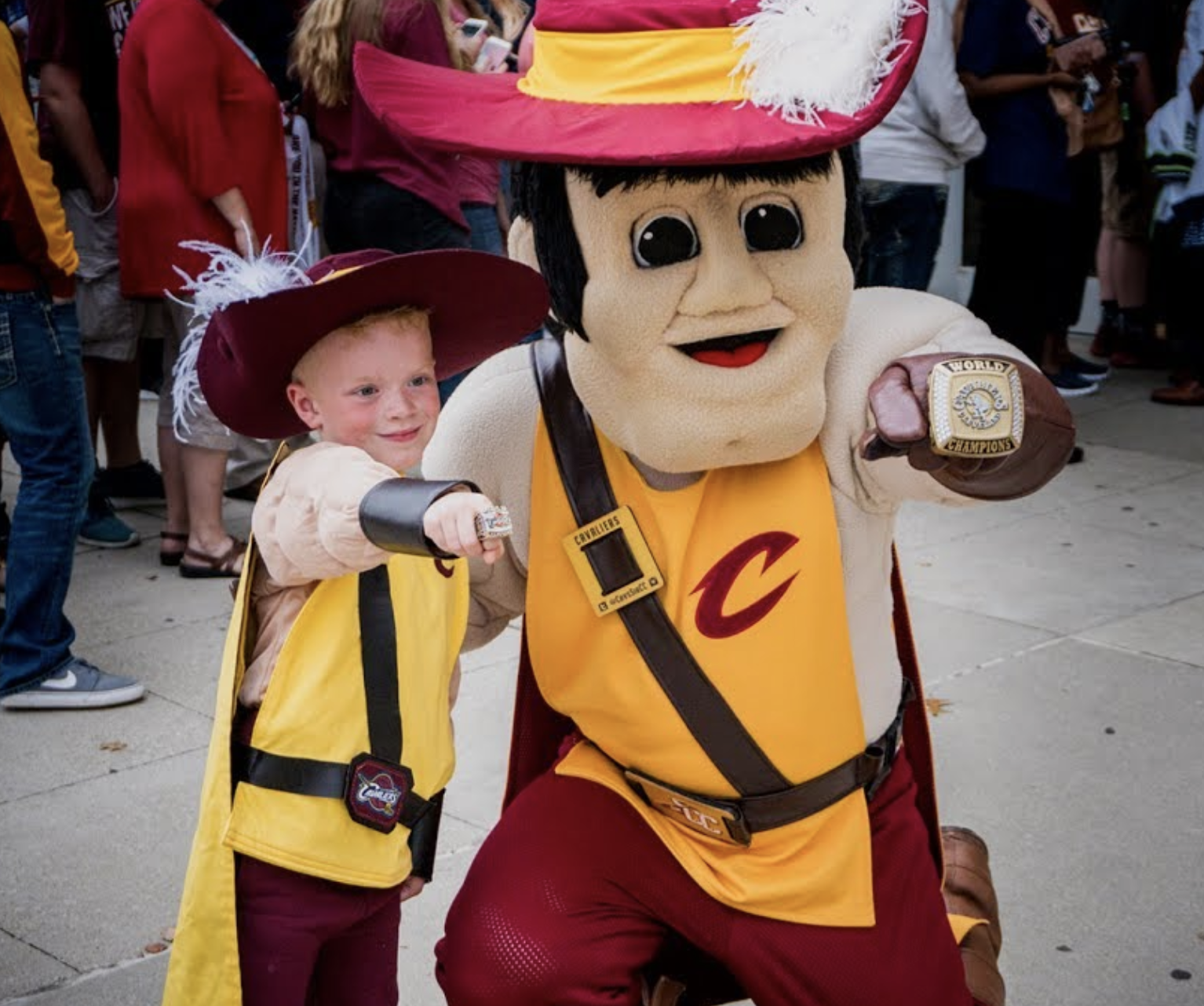 Shot of the year? Cavs mascot Moondog shows off skills